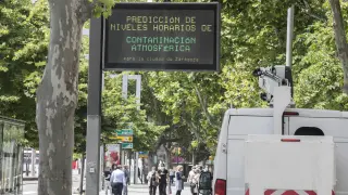 Panel de información de la contaminación atmosférica en la plaza de Aragón de Zaragoza.