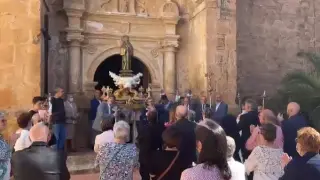 Vecinos de Alconchel de Ariza 'bailan' al santo ante la iglesia parroquial de Nuestra Señora de la Leche.