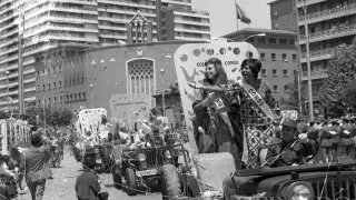 Desfile de carrozas en las Fiestas de Primavera en Zaragoza. 1975-1976