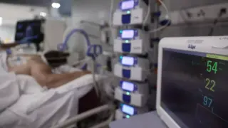 Constantes vitales en una pantalla de una paciente ingresada en la UCI de un hospital.