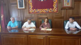 La alcaldesa, Emma Buj, firma el convenio de colaboración con el presidente de Interpeñas, Juan Nacher.