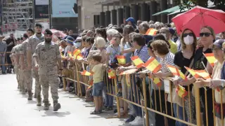 Expectación en la plaza del Pilar de Zaragoza para ver el salto de paracaidistas con la bandera de España.