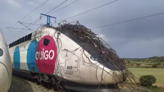 Fotos del tren de Ouigo que ha arrastrado la catenaria en Ariza y ha cortado la línea del AVE