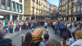 Homenaje a Teodoro Biel en la plaza del Torico, con actuaciones ante el féretro.