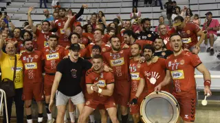 Los jugadores del Bada Huesca celebran el triunfo con los aficionados.