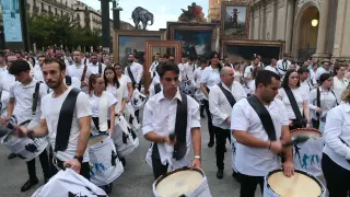 En la tarde noche de este domingo ha tenido lugar el acto de cierre, 'Toque de tambores Fiestas Goyescas' y un espectáculo piromusical en la fachada del Consistorio.