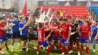 Los jugadores del CD Teruel celebran el pase a la final por el ascenso a Primera RFEF después de golear al Cacereño.