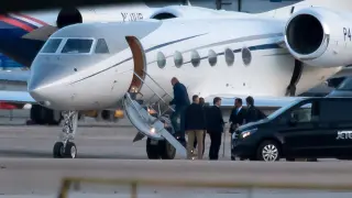 Momento en el que don Juan Carlos subía al avión para regresar a Abu Dabi