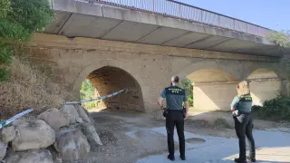 Una patrulla de la Guardia Civil ha acordonado la zona en la que ha sido hallado el artefacto.