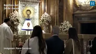 Jorge Mas visita a la Virgen del Pilar, que luce el manto del Real Zaragoza