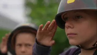 Dos niños ucranianos de 12 y 6 años juegan a ser militares que defienden a su país tras semanas escondidos en un sótano