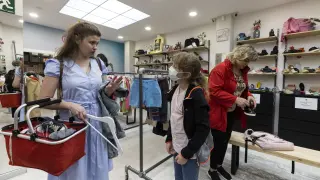 Iryna, Viktoriia y Svitlana, este martes, en la tienda solidaria de Cáritas Moda Re- Latido Verde.