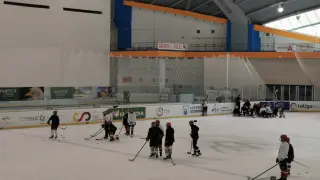 Entrenamiento de las aulas de tecnificación de hockey hielo de Jaca.