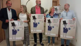 Francisco Mateo, Beatriz Calvo, Víctor Lucea, Rosa Gerbás y Fernando Arguis, con el cartel de la 38ª Feria del Libro de Huesca.