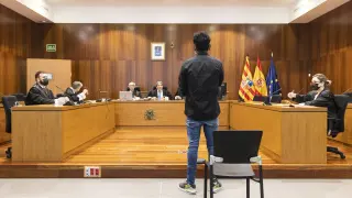 El acusado, de pie, durante el juicio celebrado ayer en la Audiencia Provincial de Zaragoza.