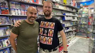 Sergio Jiménez y José Delgado, en la tienda de videojuegos.
