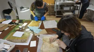 Un grupo de alumnos interviene en la restauración de libros musicales de la Catedral de Albarracín.