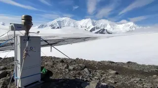 Detector instalado en Monte Sofía, Isla Livingston, Shetland del Sur (Antártida).