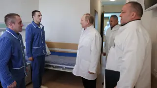 Putin durante su visita a los soldados heridos en Ucrania.
