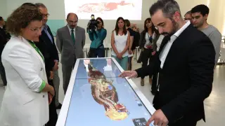 El presidente aragonés, Javier Lambán, conoce el funcionamiento de una mesa de disección virtual durante su visita a la Universidad San Jorge