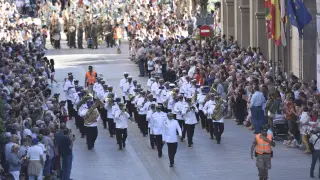 La Banda de Música Agrumad (Infantería de Marina), a su paso por los Porches de Galicia para dirigirse a la plaza López Allué.