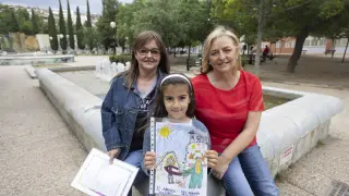 La niña Julia Granizo (6 años), junto a Rosa Saura (izquierda) y Mercedes del Campo, de la Universidad Laboral.