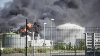 Nube negra de humo y fuego generado por la explosión en una planta biodiesel de Calahorra.