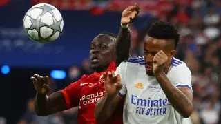 Soccer Football - Champions League Final - Liverpool v Real Madrid - Stade de France, Saint-Denis near Paris, France - May 28, 2022 Liverpool's Virgil van Dijk in action with Real Madrid's Federico Valverde REUTERS/Lee Smith SOCCER-CHAMPIONS-LIV-MAD/REPORT