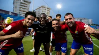 Los jugadores del Teruel celebran su pase a la final por el ascenso tras eliminar al Cacereño.