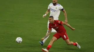Thiago (Liverpool) y Benzema (Real Madrid) pugnan por un balón.