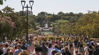 Miles de zaragozanos apuran las últimas horas del Zaragoza Florece en un parque Grande a rebosar.
