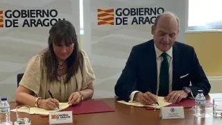 La consejera de Sanidad y el presidente del Colegio de Odontólogos y Estomatólogos de Aragón firman el convenio.