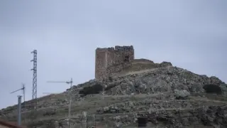 La fortaleza se sitúa sobre un cerro que preside el municipio.