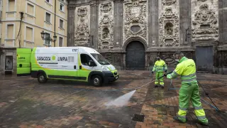 Dos operarios de limpieza de FCC en la plaza del Justicia de Zaragoza.