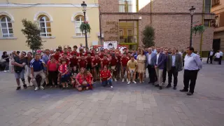 Foto de familia del CD Teruel con los miembros del Ayuntamiento.