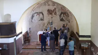 El consejero, durante la visita a las pinturas murales de la ermita de la Virgen del Consuelo.