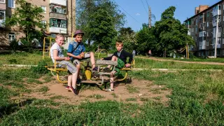 Tres niños, en la ciudad ucraniana de Severodonetsk, este martes.