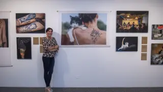 La fotógrafa zaragozana Ana Palacios, junto a algunas de las imágenes que expone en el Círculo de Bellas Artes de Madrid.
