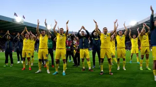 Los jugadores de la selección ucraniana aplauden a su afición tras el partido.