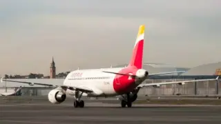 Un avión de Iberia en el aeropuerto de Madrid
