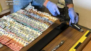 Armas y dinero recuperados por la Guardia Civil a los asaltantes de la timba de póker de Binéfar.