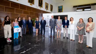 Raquel Carriedo y una delegación de La Peñaza, junto a Jorge Azcón y Cristina García en el Ayuntamiento de Zaragoza.