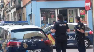 Agentes de la Policía Nacional, en la calle Cerezo, poco después de ocurrir los hechos