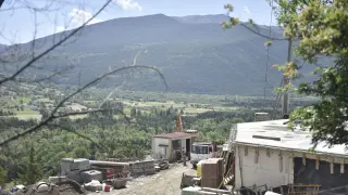 La casa que Oliván está construyendo en el pueblo de Arguisal, un impresionante mirador sobre el valle de Tena.