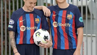 Mapi León, junto a Alexia Putellas, luce la nueva camiseta del Barça.