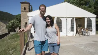 Paul Alexandre Lecacheur y Elisa Blasco, pareja que celebra su boda en Isín (Huesca).