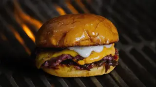 Nola Smoke presenta la primera burger ahumada doble smash.