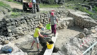 Arqueólogos y trabajadores de la Fundación Santa María excavan el nuevo torreón de la muralla.