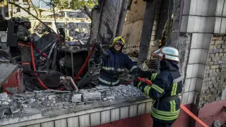 Bomberos apagan el fuego en una planta atacada por un misil en la zona de Kiev UKRAINE RUSSIA CONFLICT