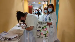 Campaña de recogida de firmas contra las agresiones a sanitarios, impulsada por CSIF, en el hospital de Calatayud.